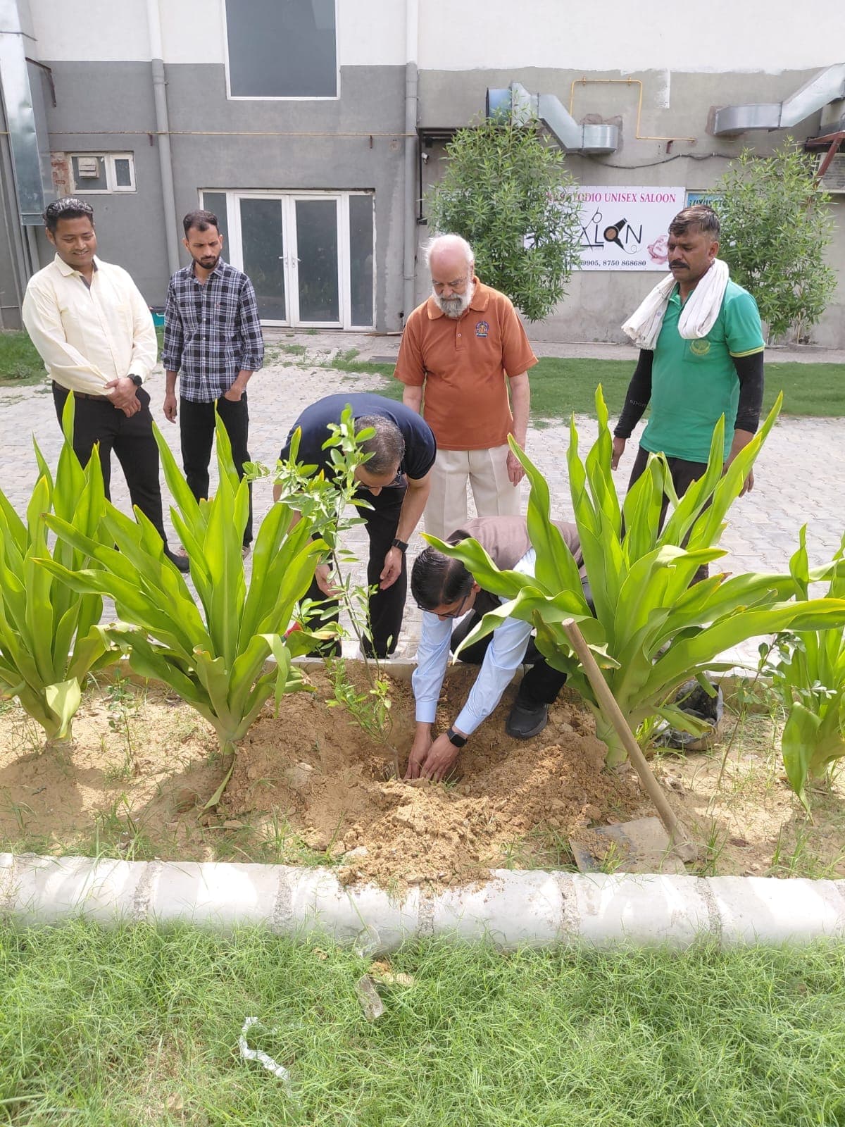 Dr. Sudhakar and Dr. Raj planting a tree on the Great Lakes Gurgaon campus